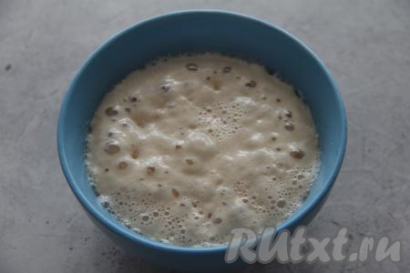 Молоко подогреть до 40 градусов, перелить в миску, добавить дрожжи и 1 столовую ложку сахара, хорошо перемешать и оставить получившуюся опару минут на 10 в тёплом месте. За это время на поверхности опары появится пышная шапочка, как на фото, это значит, что дрожжи начали работать. Сливочное масло растопить и дать ему остыть, оно должно быть тёплым, но не горячим.