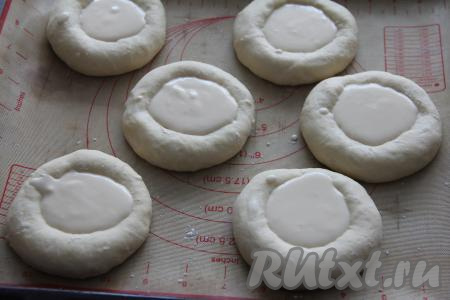 Затем выложить в углубления творожную начинку.