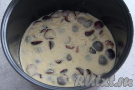 Поверх ягод влить тесто. Поместить чашу в мультиварку и закрыть крышку. Выставить режим "Выпечка" на 50 минут.&nbsp;