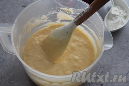 Добавляя муку, учитывайте консистенцию замешиваемого теста. Тесто для пирога с черешней должно получиться однородным, не густым, напоминающим сметану средней жирности.