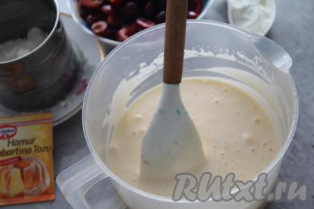 Сливочное масло растопить (я растопила его в микроволновке), дать ему немного остыть и влить к взбитым яйцам, перемешать лопаткой.