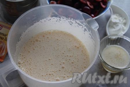 Взбить миксером яйца с сахаром в течение 7 минут (масса должна стать пышной и светлой).