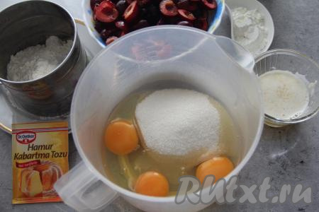 В ёмкости, в которой будет удобно взбивать миксером, соединить яйца и сахар.&nbsp;