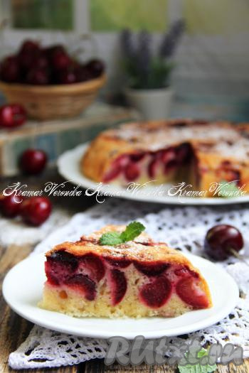 А затем вкусный, нежный черешневый пирог нарезать на кусочки и подать к чаю.