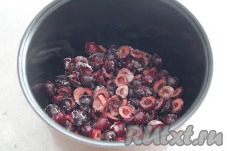 Дно мультиварки застелить пергаментом и смазать растительным маслом. Выложить черешню в чашу мультиварки.