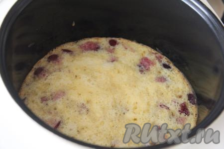 После звукового сигналу достать чашу мультиварки, вынуть пирог с черешней, переложить его на решётку и оставить остывать.