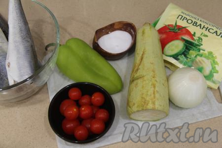 Подготовить продукты для приготовления наваги с овощами в духовке. Навагу разморозить при комнатной температуре, затем удалить голову, хвост и внутренности, убрать из брюшка чёрную плёнку, хорошо промыть рыбу водой. Помидоры вымыть. Лук очистить. Удалить семена с плодоножкой из болгарского перца. Если у кабачка толстая кожура, тогда её нужно срезать. Крупные семечки из кабачка нужно удалить.