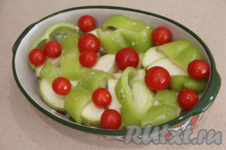 Далее выложить помидоры. У меня были помидоры черри, я их положила целиком. Если у вас обычные помидоры, тогда нарежьте их на кусочки.