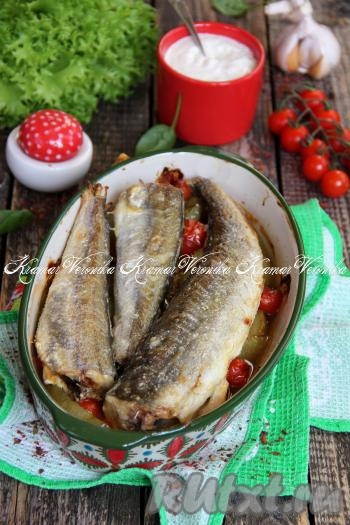 Готовую навагу вынуть из духовки и подать к столу в горячем виде с овощами, которые запекались вместе с рыбой.