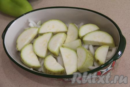 Кабачок нарезать на полукружочки (или кружочки), посолить, выложить равномерно поверх лука.