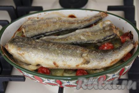 Поставить форму с навагой и овощами в разогретую духовку и запекать 30 минут при температуре 180 градусов.