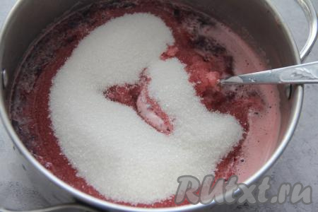 К пюре из черешни всыпать сахар, тщательно перемешать ложкой и поставить на средний огонь.