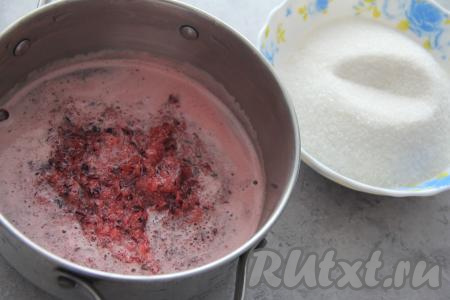 Получившееся пюре из черешни переложить в кастрюлю, в которой будете варить повидло.&nbsp;