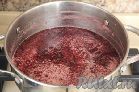 Довести пюре из черешни, периодически помешивая, до кипения, снять пенку, убавить огонь. Варить повидло на медленном огне 35 минут, иногда перемешивая.&nbsp;