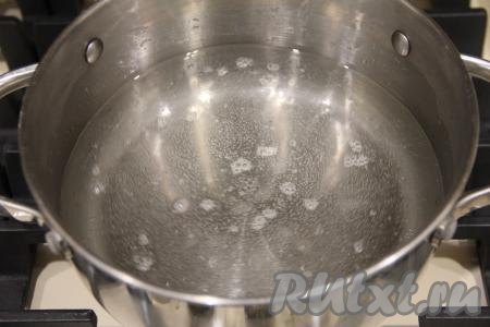 Поставить кастрюлю с маринадом на огонь, довести, иногда помешивая, до кипения и проварить 1-2 минуты (до растворения соли и сахара).
