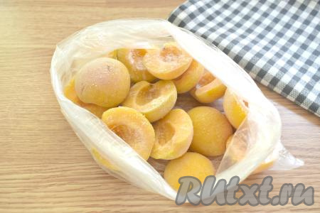 Для приготовления пирога я использовала абрикосы, замороженные в домашних условиях. Для того чтобы заморозить абрикосы, я их вымыла, разрезала пополам, удалила косточки, а затем на разделочную доску поместила пакет для заморозки, в него в один слой срезом вниз вложила абрикосы и отправила их замораживаться, после того как фрукты заморозились, доску убрала, а пакет с половинками абрикосов оставила в морозилке. Замороженные абрикосы выручают меня при приготовлении десертов, компотов и выпечки. Перед приготовлением пирога достаём замороженные абрикосы из морозилки, оставляем их при комнатной температуре, пока будем готовить тесто, полностью размораживать необязательно.