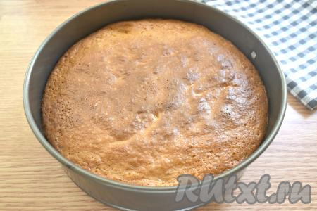 Если верх пирога начнёт пригорать, прикройте его сверху пергаментной бумагой. Готовность выпечки можно проверить с помощью сухой деревянной палочки, для этого прокалываем пирог в центре, если палочка после прокалывания останется сухой, на ней не будет следов теста, значит выпечка готова.