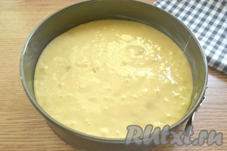 Абрикосы заливаем тестом, ставим форму в духовку, заранее прогретую до 180 градусов, и выпекаем пирог с абрикосами 40 минут.