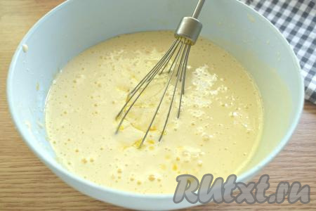 В сладкую яичную массу вливаем предварительно растопленное и остуженное сливочное масло, взбиваем миксером в течение 30 секунд.