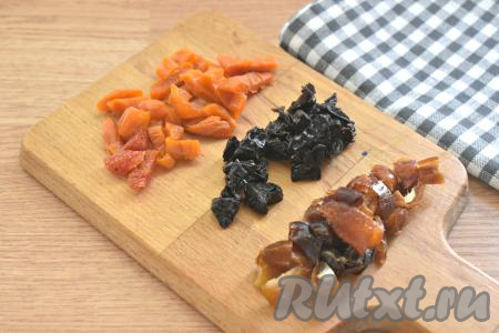 Курагу, чернослив и финики нарезаем на небольшие кусочки.