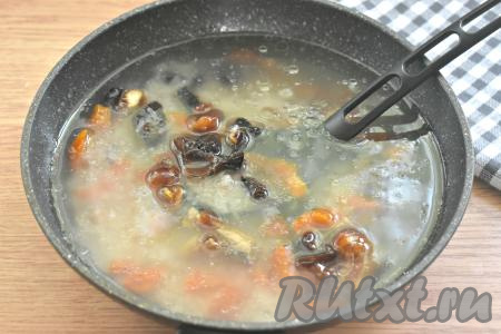 Сухофрукты с рисом заливаем кипячёной водой, перемешиваем, ставим на огонь.