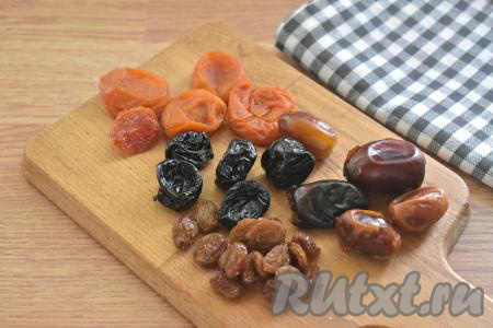 Для приготовления сладкого плова я использовала курагу, чернослив, финики и изюм. Сухофрукты заливаем кипятком минут на 10, затем воду сливаем, перекладываем сухофрукты на полотенце, чтобы они немного обсохли. Из фиников удаляем косточки. Рис тщательно промываем водой, затем даём стечь лишней жидкости.