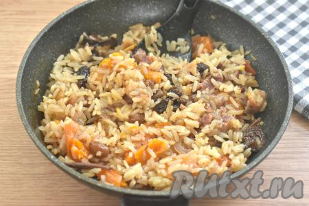 После закипания воды варим рис с сухофруктами 20 минут под крышкой на малом огне.