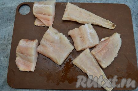 Разрезать филе на средние кусочки.