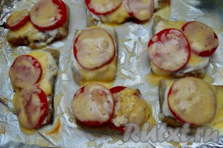 Отправить в духовку на 10 минут (до расплавления сыра).