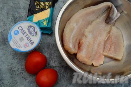 Подготовить продукты. Разморозить филе рыбы (у меня - филе хека). Можно купить рыбное филе в магазине, а можно взять тушку рыбы с костями и после размораживания разделать её на филе, удалив голову, плавники, кожу и хребет с костями.