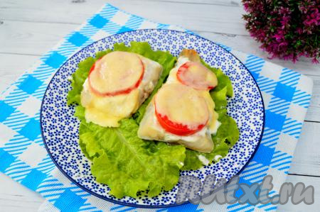 Сочное, нежное, очень вкусное филе рыбы, запечённое с помидорами и сыром, достать из духовки и подать в горячем виде с овощным салатом или гарниром (например, с варёным картофелем или рисом).