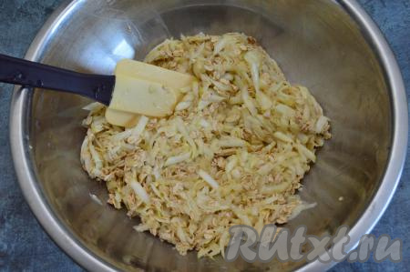 Перемешать кабачково-овсяную массу лопаткой (или столовой ложкой) до однородности и оставить на 15-20 минут, в течение этого времени 3-4 раза массу нужно будет перемешать.