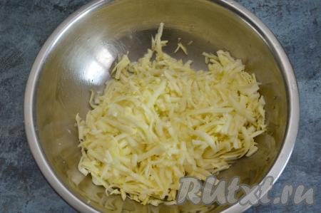 В глубокую миску натереть на крупной тёрке кабачок. Сразу руками отжать сок из кабачка (сок для приготовления оладий не потребуется).