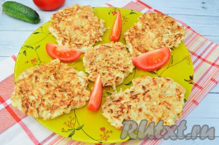 Вкуснейшие, нежные оладьи, приготовленные из кабачков с овсяными хлопьями, можно подавать к столу и в тёплом, и в остывшем виде.