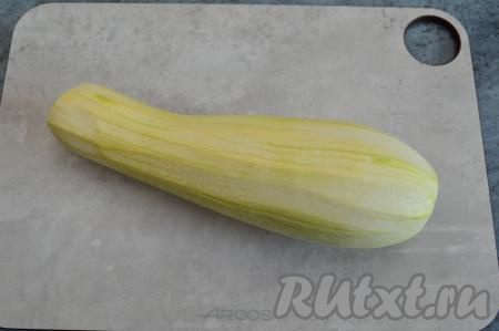 У кабачка отрезать кончики и очистить его от кожуры. Если косточки крупные их нужно удалить. Для приготовления оладий нам понадобится примерно 500 грамм очищенного кабачка.