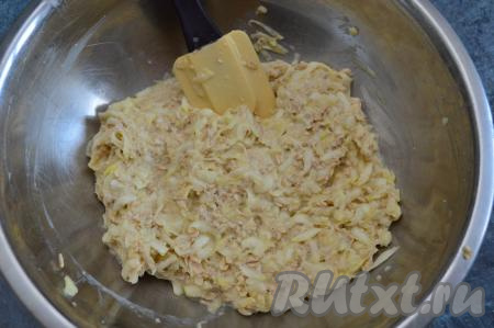 Овсяные хлопья хорошо набухнут. В течение 1 минуты перемешать кабачково-овсяную массу, чтобы овсяные хлопья как следует смешались с кабачком.