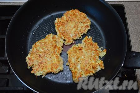 Жарить оладьи из кабачков с овсяными хлопьями с двух сторон (ориентировочно 3-4 минуты с каждой стороны) на среднем огне. Оладьи должны хорошо подрумяниться с каждой стороны. Готовые кабачково-овсяные оладушки переложить на тарелку. Постепенно пожарить все оладьи. Всего у меня получилось 10 оладушек.