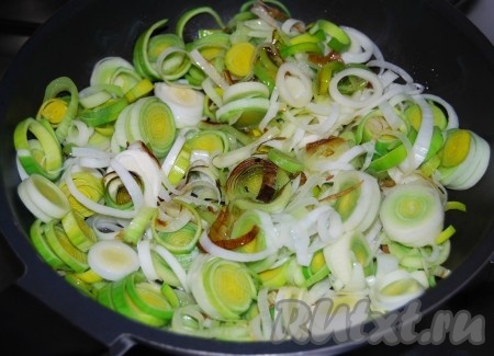 Нарезать лук-порей тонкими кольцами, выложить на&nbsp; сковороду, добавить оливковое масло.
