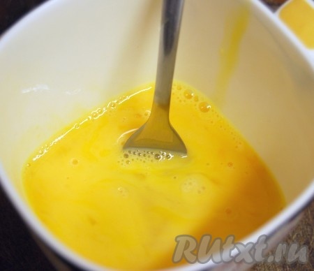 Разбить в чашку яйца и взболтать их вилкой, посолить, поперчить.