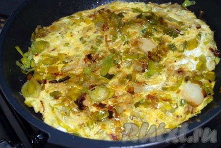 Готовить до тех пор, пока вся яичница не "схватится", то есть не будет на поверхности влажных участков (мне на это потребовалось около 10 минут).