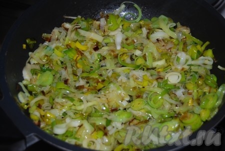 Жарить, всё время помешивая, на огне чуть ниже среднего 15 минут.
