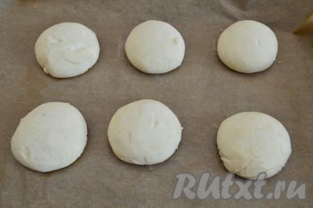 Поставить противень с сырниками в разогретую до 180 градусов духовку на 20 минут.