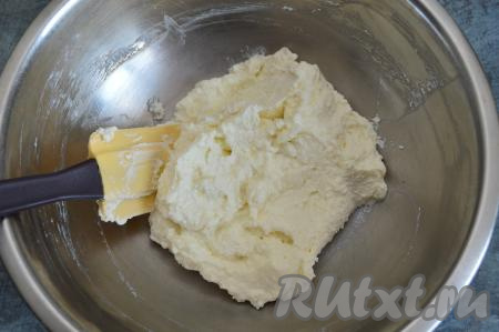 Смешать творог, сырое яйцо и сахар до однородной массы.