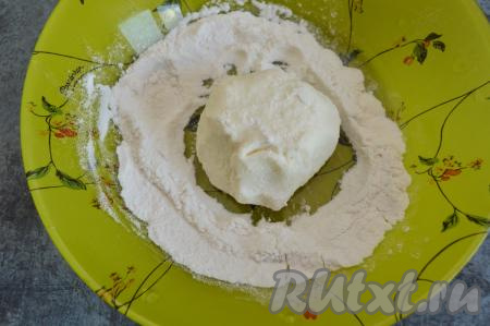 Влажными руками отделить от творожной массы кусочек, сформировать округлый сырник и обвалять его в рисовой муке со всех сторон.