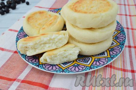 А вот как аппетитно выглядит сырник в разломе, посмотрите, какая у него белоснежная серединка и симпатичные золотистые бочка.