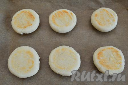 Затем вытащить противень, перевернуть сырники на другую сторону и отправить в духовку ещё на 10 минут.