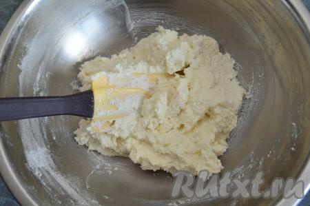 Вмешать рисовую муку в творожную массу. Тесто для сырников должно получиться достаточно влажным, но при этом хорошо держаться на лопатке. После добавления 40 грамм рисовой муки у меня тесто было жидковатым, поэтому я добавила ещё 10 грамм муки. Старайтесь много рисовой муки не добавлять, иначе сырники станут "резиновыми". Всего для формирования сырников я добавила 50 грамм рисовой муки. У меня получилось творожное тесто, как на фото.