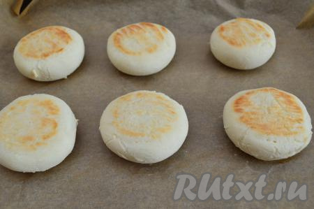 Готовые сырники из творога и рисовой муки достать из духовки. Сырнички в процессе выпечки округлятся и станут очень пышными. Правда, потом они немного осядут, но это нормально для творожной выпечки.