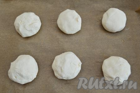 Таким образом из всей творожной массы сформировать 6 сырников. Выложить их на противень, застеленный пекарской бумагой.