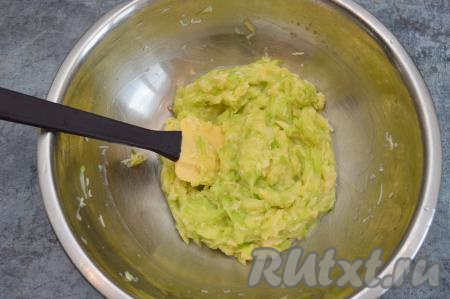 Перемешать лопаткой (или столовой ложкой) кабачково-сырную массу до однородности.